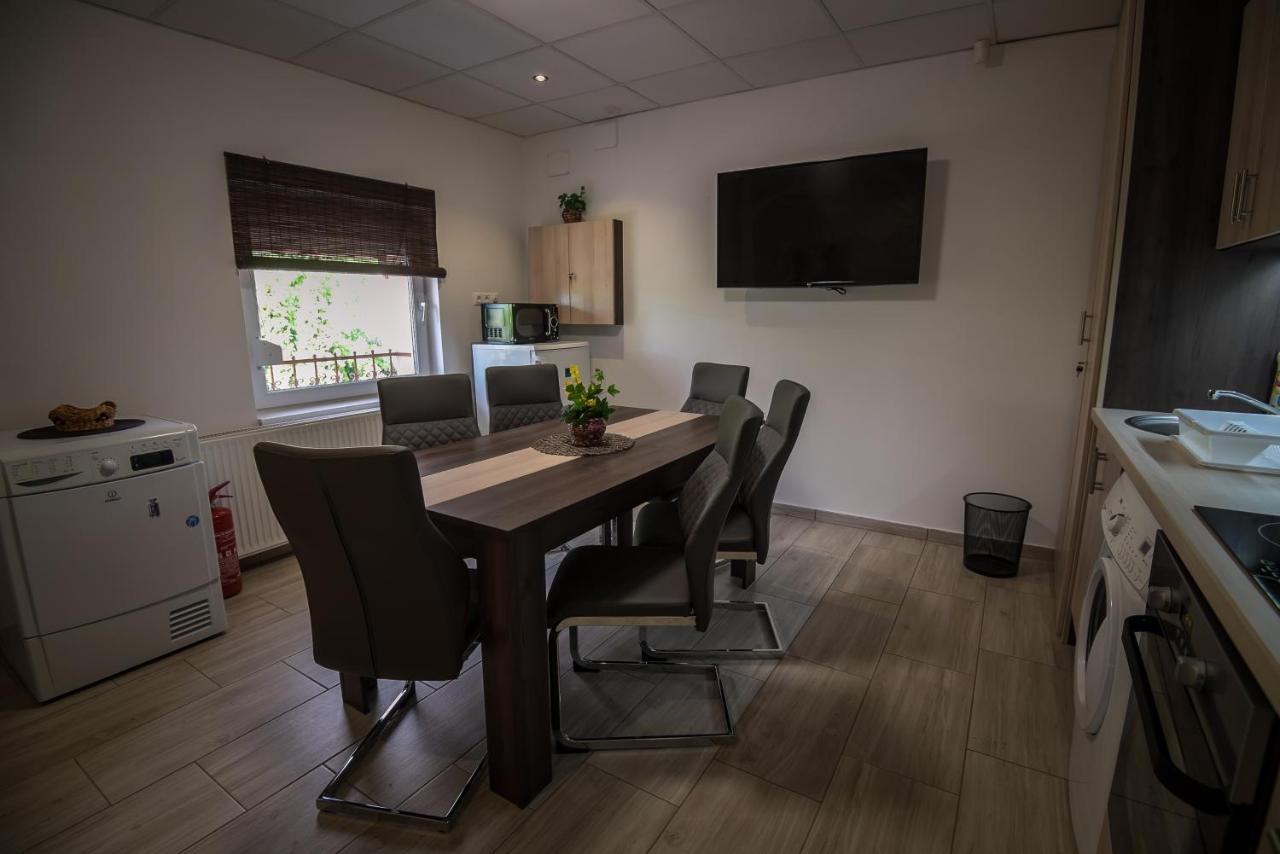 Mokka Apartman Seghedin Exterior foto
