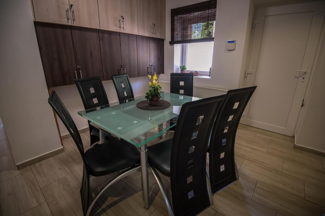 Mokka Apartman Seghedin Exterior foto